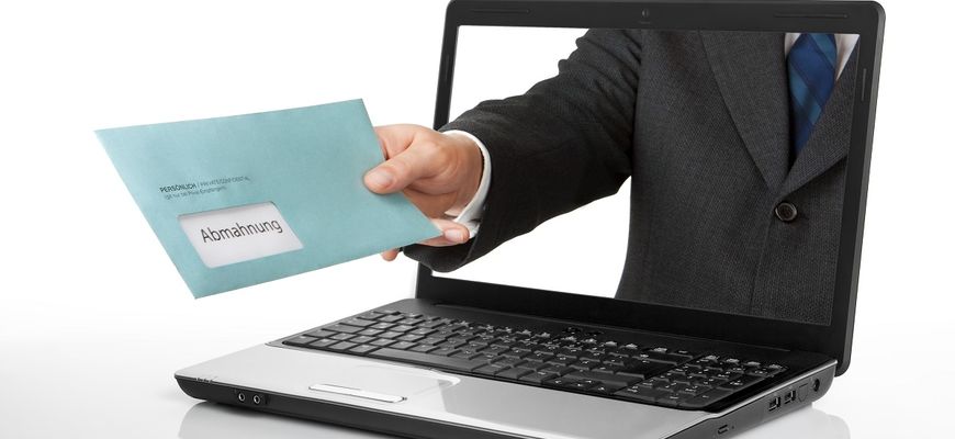Mann überreicht Abmahnung durch Laptop