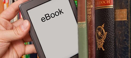 E-Book aus Bücherregal