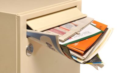 Postkasten mit Werbung und Briefen