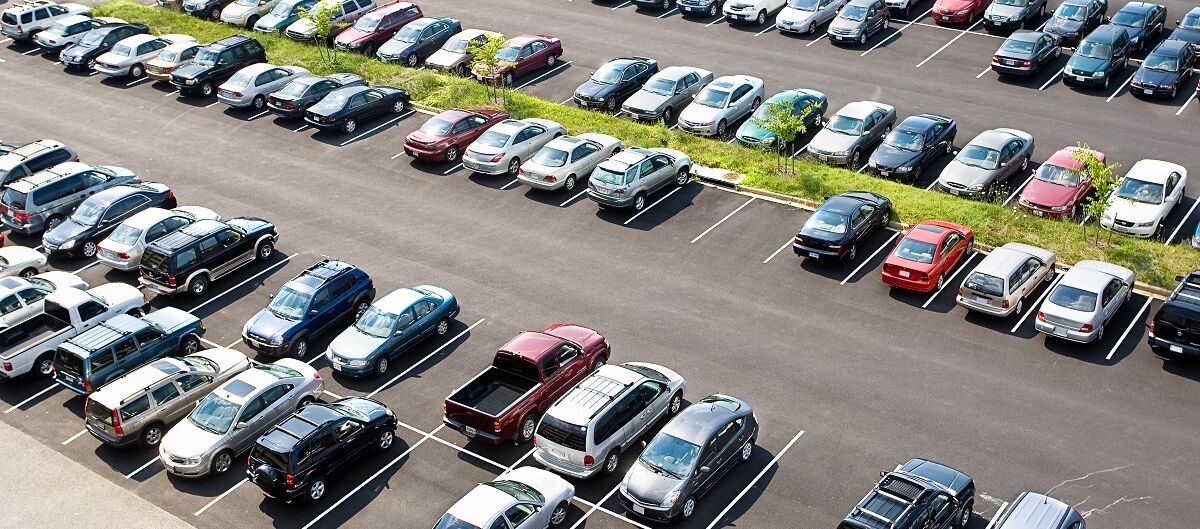 Autos auf einem Parkplatz