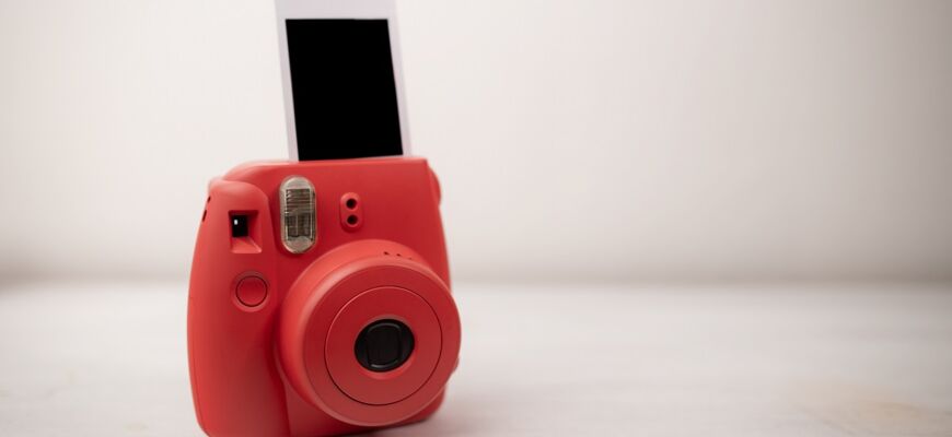 Rote Kamera mit Polaroid Foto