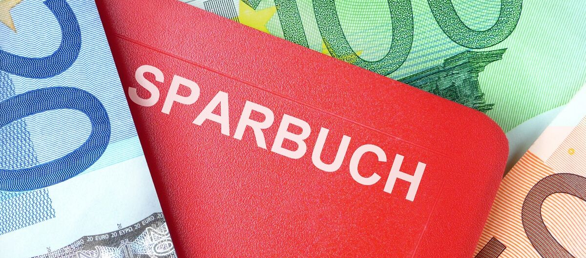 Sparbuch auf Geldscheinen