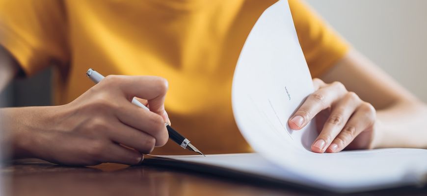 Frau unterschreibt Arbeitsvertrag