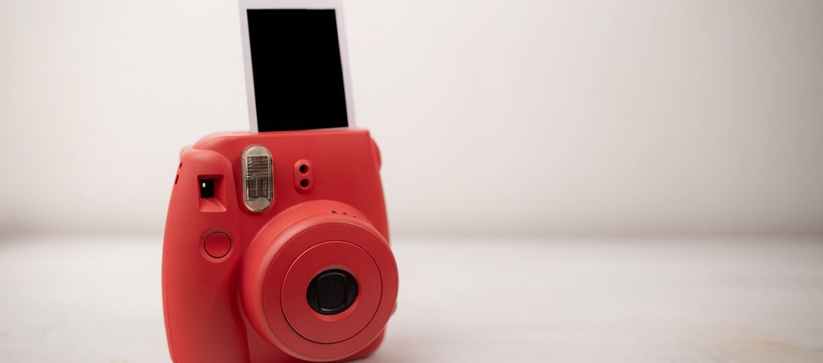 Rote Kamera mit Polaroid Foto