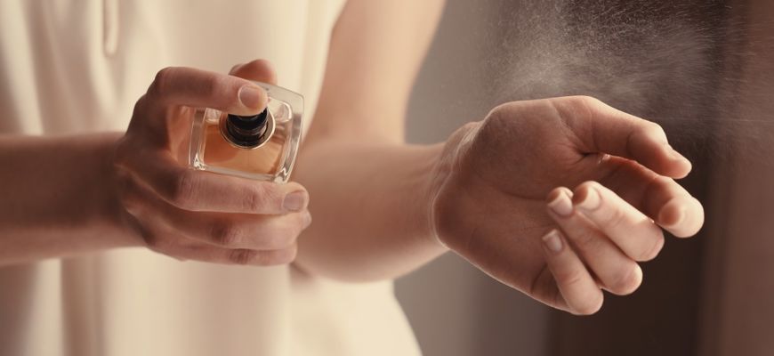 Frau verwendet Parfum