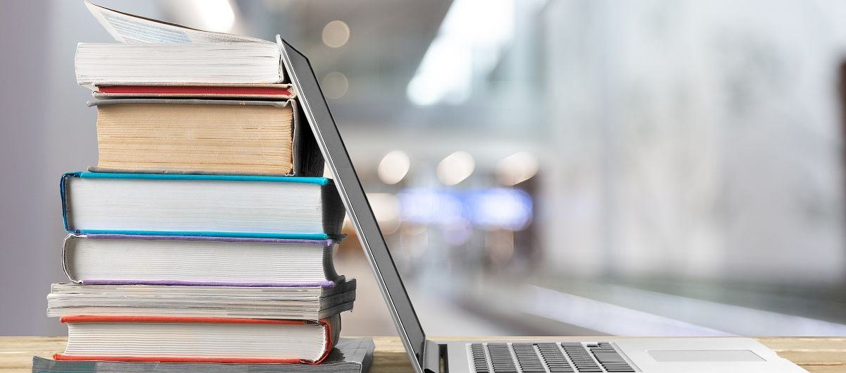 Laptop vor Büchern