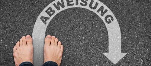weißer, gebogener Pfeil mit dem Schriftzug "Abweisung"
