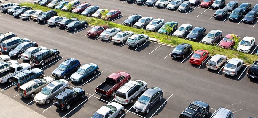 Autos auf einem Parkplatz