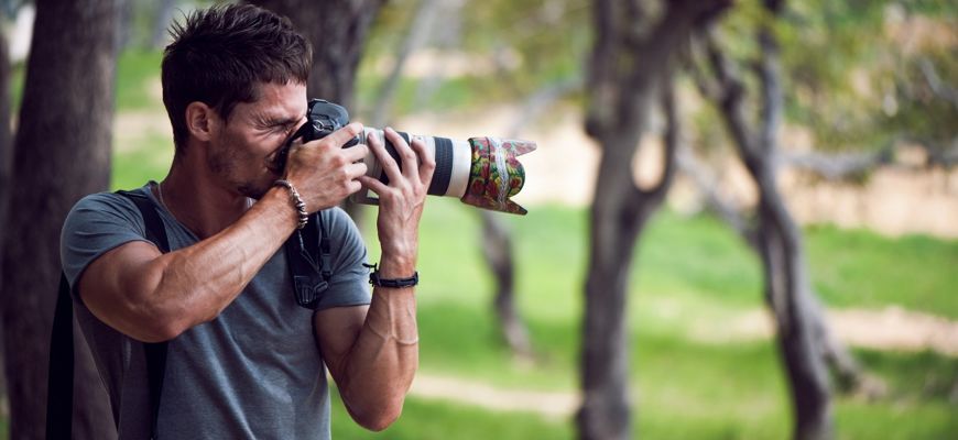 Fotograf fotografiert mit Fotokamera
