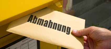 Hand wirft Abmahnung in den Briefkasten
