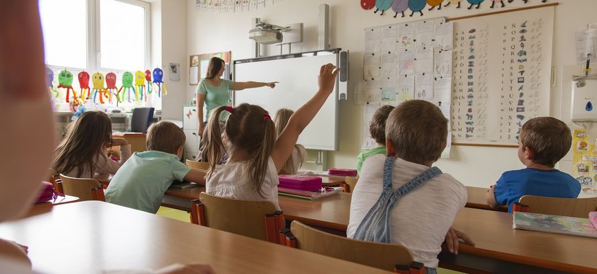 Lehrerin unterrichtet Grundschüler