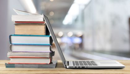 Laptop vor Büchern