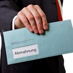 Hand mit Brief mit Aufschrift Abmahnung