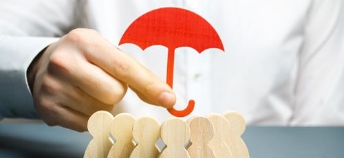 Regenschirm über spiel Figuren