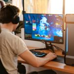 Mann spielt am Computer