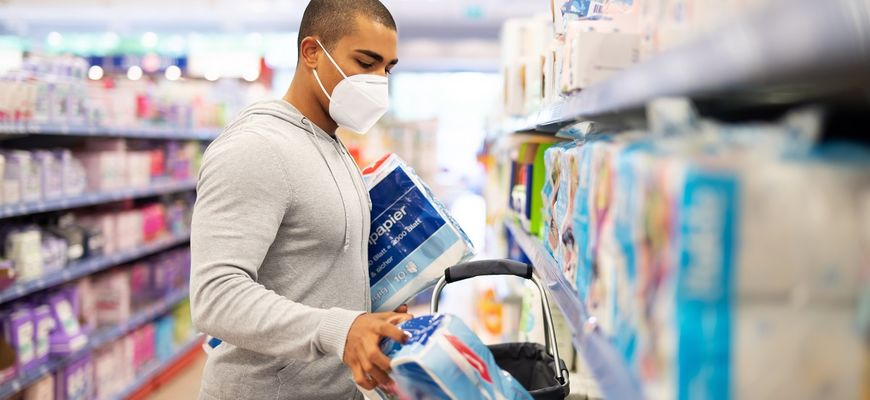 Mann mit Maske beim Einkaufen