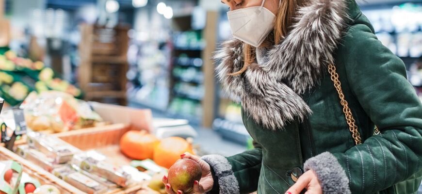 Frau im Supermarkt mit FFP2 Maske
