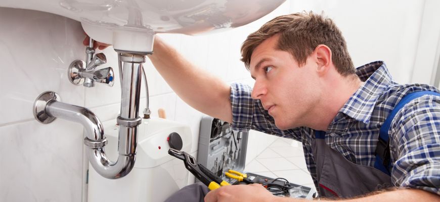 Handwerker repariert Waschbecken