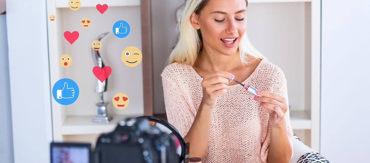 Influencerin stellt Make Up im Instagram Livestream vor