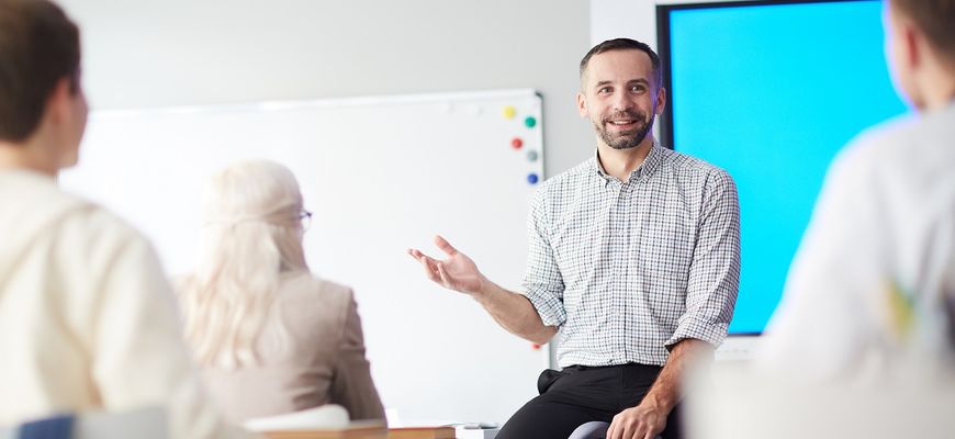 Lehrer unterrichtet im Klassenzimmer
