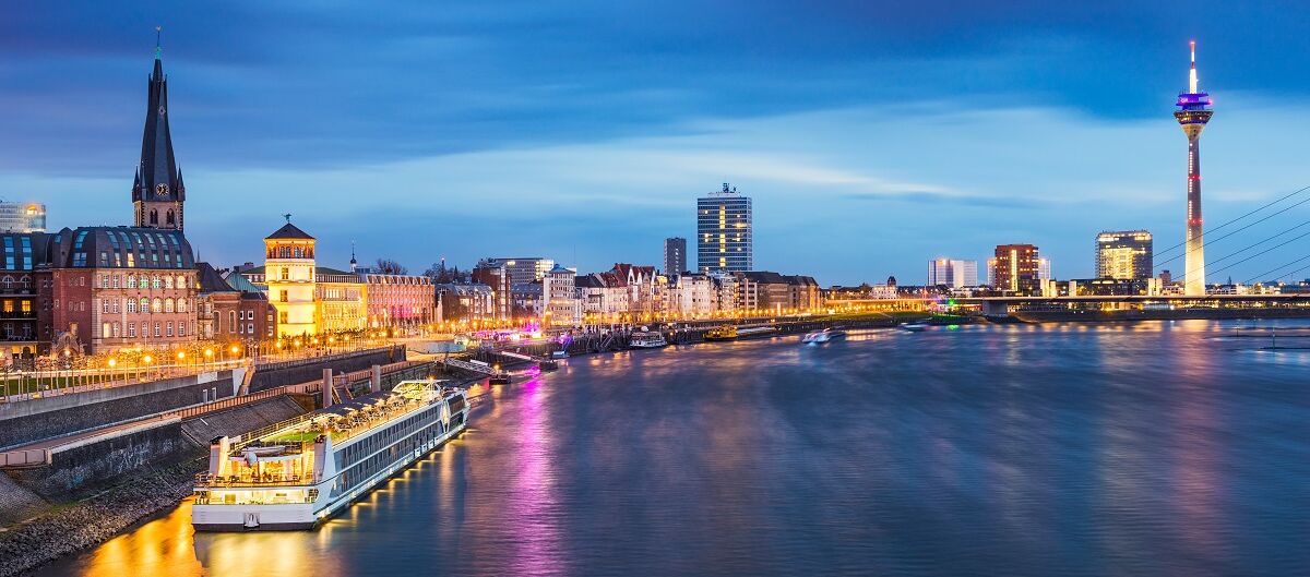 Rheinschiff fährt entlang der Düsseldorfer Skyline