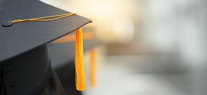 Studentin bei der Abschlussfeier