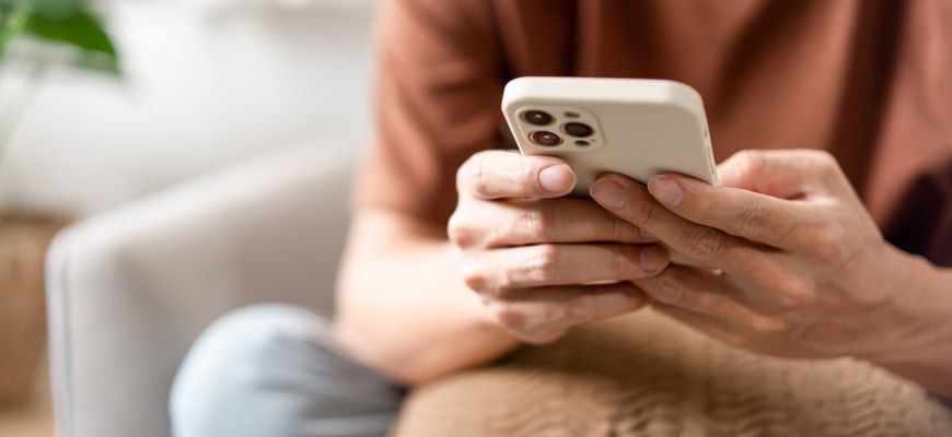 Mann verwendet iPhone