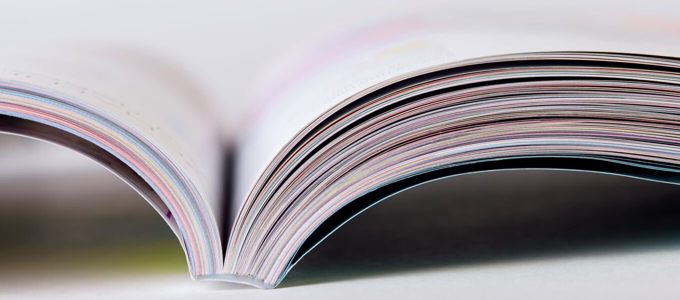 Buch liegt auf Schreibtisch