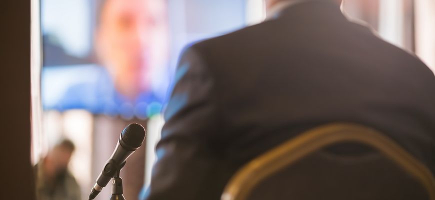 Mann vor gerichtlicher Videokonferenz