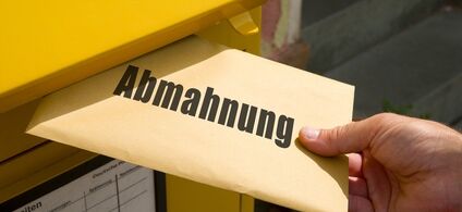 Hand wirft Abmahnung in den Briefkasten