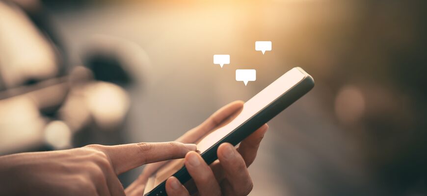 Person mit Handy in der Hand