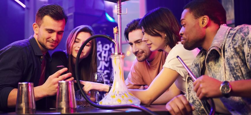 Gruppe in einer Shisha Bar