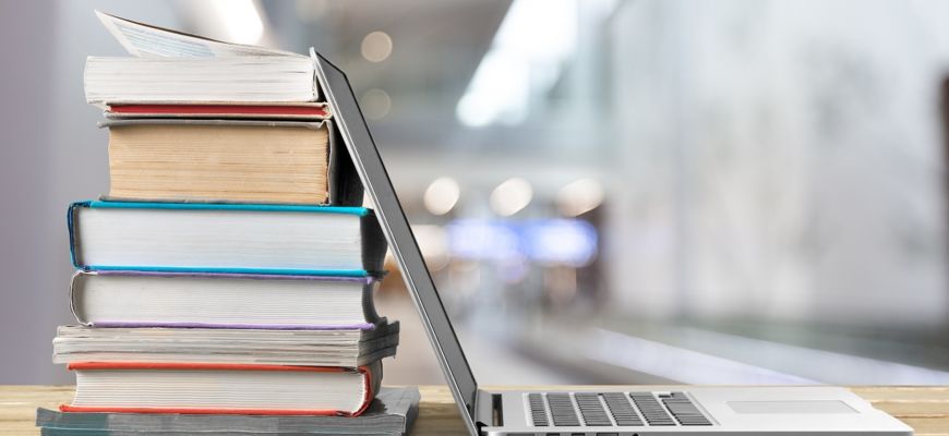 Laptop vor Büchern