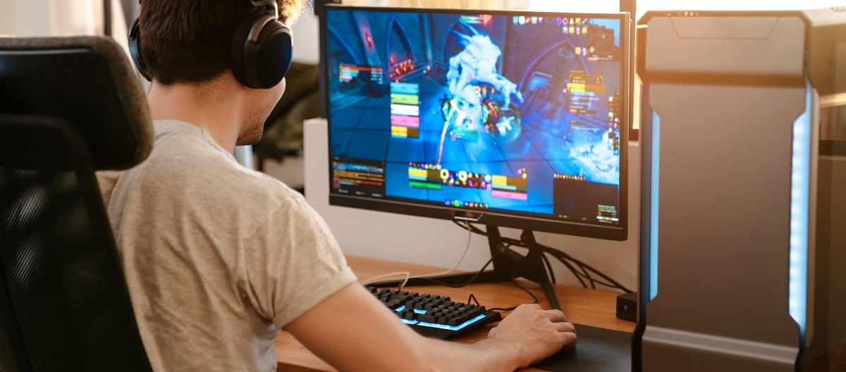 Mann spielt am Computer