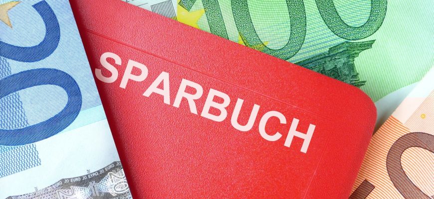 Sparbuch auf Geldscheinen