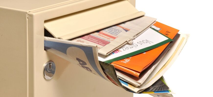Postkasten mit Werbung und Briefen