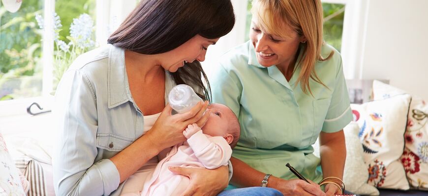 Mutter mit Baby und Hebamme