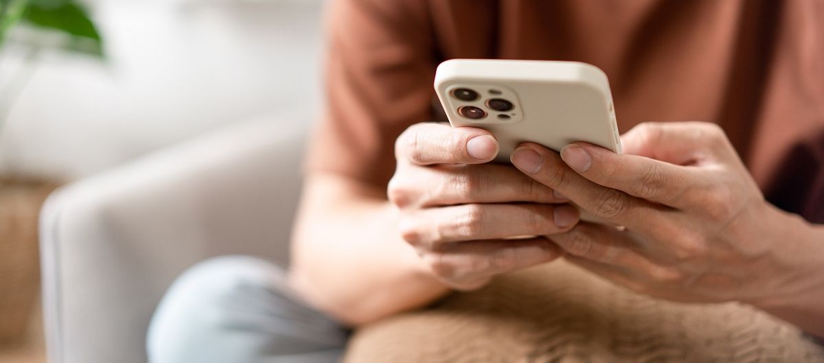 Mann verwendet iPhone