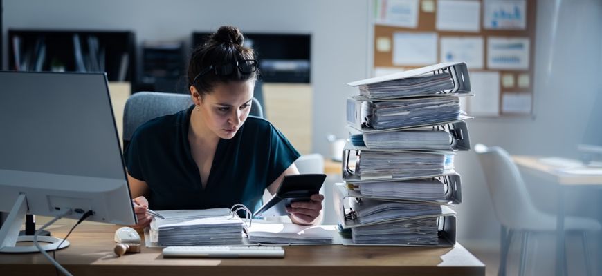 Frau arbeitet am Schreibtisch