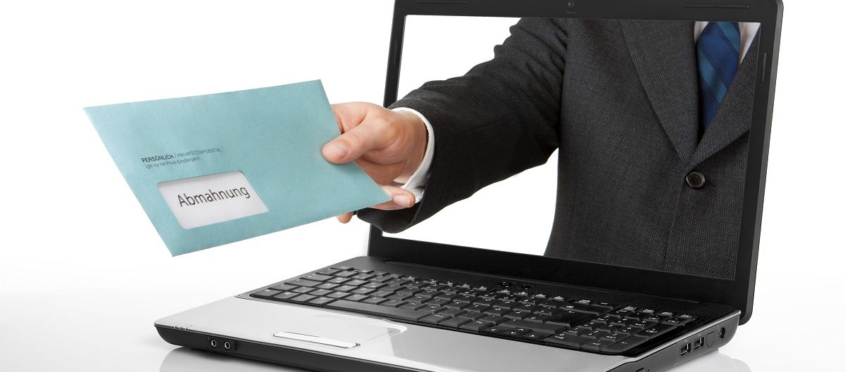 Mann überreicht Abmahnung durch Laptop