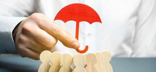 Regenschirm über spiel Figuren