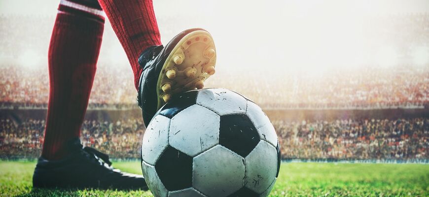 Fuß am Fußball im Stadion