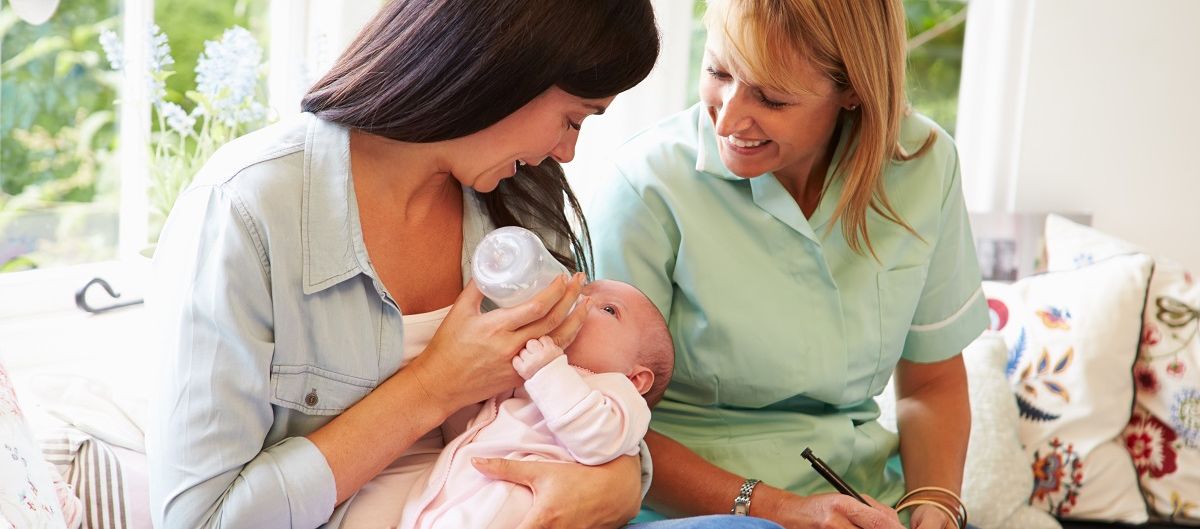 Mutter mit Baby und Hebamme