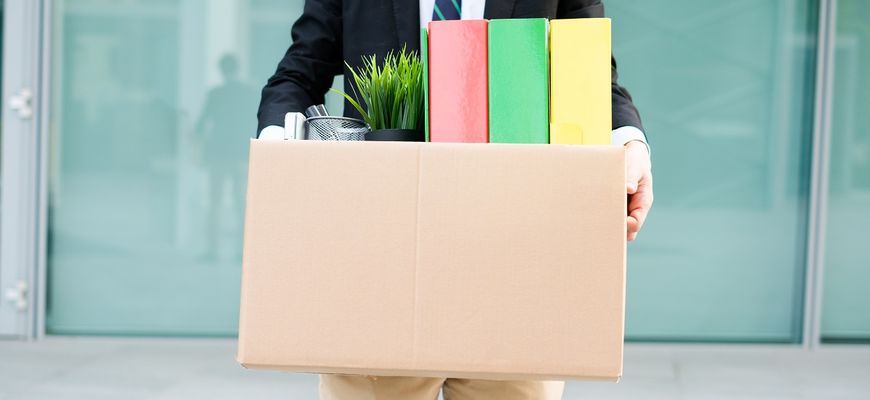 Mann verlässt Büro wegen Kündigung