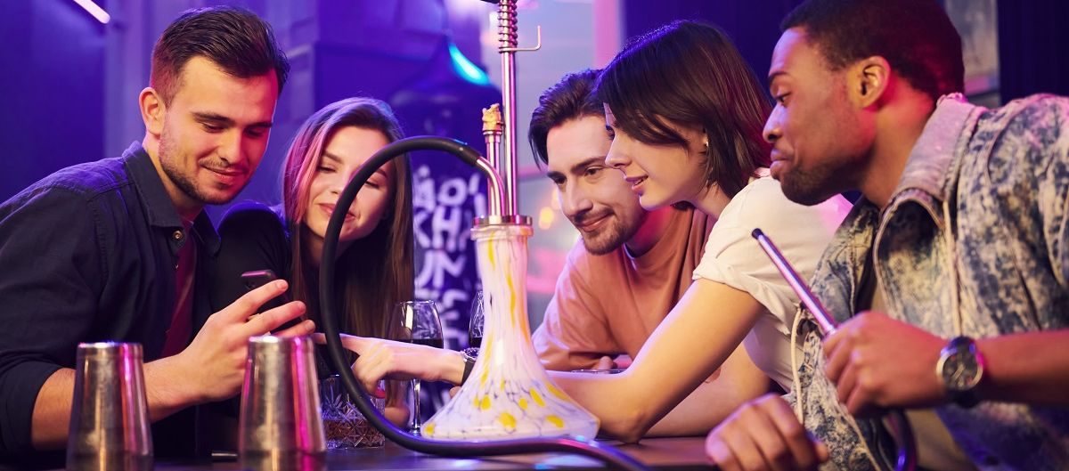 Gruppe in einer Shisha Bar
