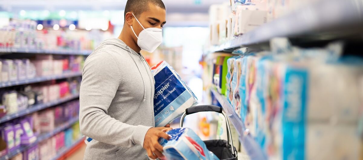 Mann mit Maske beim Einkaufen
