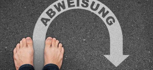 weißer, gebogener Pfeil mit dem Schriftzug "Abweisung"