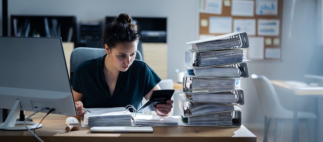 Frau arbeitet am Schreibtisch