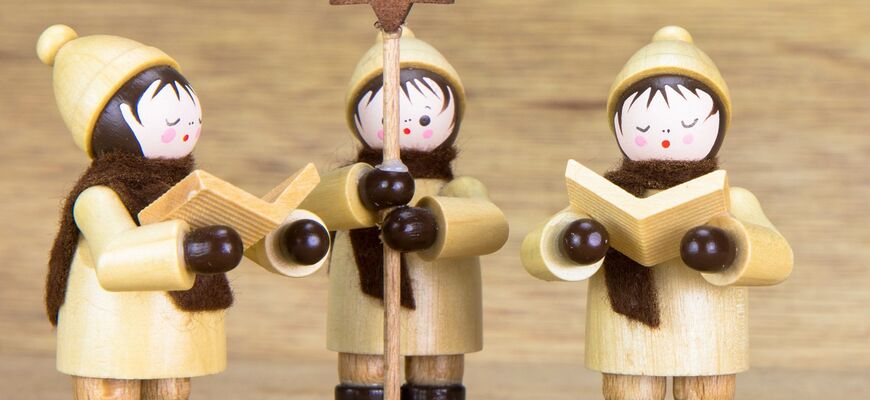 Figuren von Adventssängern