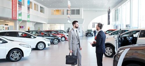 Verkaufsgespräch im Autohaus